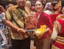 Kombes Pol Tri Suhartanto Persembahan Miniatur Candi Bajangratu di Pagelaran Ketoprak TIM