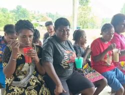 Satgas Yonif 642/Kps Bagikan Makan Gratis di Kampung Irahima