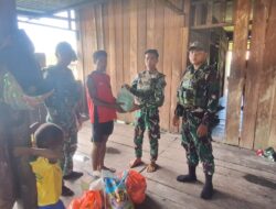 Satgas Yonif 641/Bru Sampaikan Duka Cita Mendalam dan Berikan Bantuan Sembako kepada Warga Binaan Yang Berduka