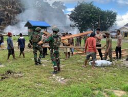 Sinergitas TNI-Polri, Gerak Cepat Dirikan Tempat Pengungsian Bagi Korban Kebakaran di Yalimo, Papua