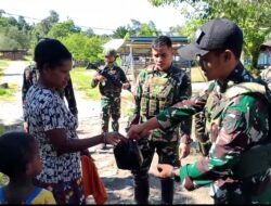 Satgas Yonif 642/Kps Berbagi Makanan Di Kampung Jagiro