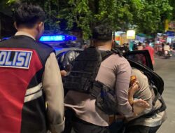 Polres Jakbar Tunjukkan Kepedulian dengan Sigap Bantu Korban Kecelakaan