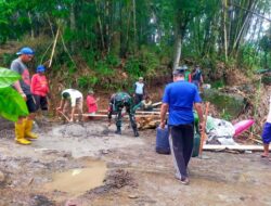 Gerak Cepat, Babinsa Koramil 1409-04/Tinggimoncong Bantu Warga Bersihkan Jalan Akibat Tanah Longsor