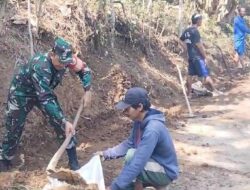 Babinsa Tapakrejo Bersama Warga Gelar Kerja Bakti Bersihkan Jalan Kampung