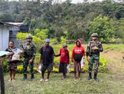 TNI Peduli Lansia Di Tanah Papua, Satgas Yonif 641/Bru Bagikan Sembako Di Kampung Polimo