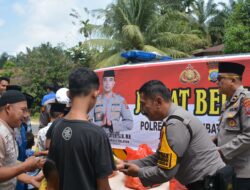Jumat Berkah Polres Labusel, Bagikan 100 Paket Nasi di Masjid Al Majidu