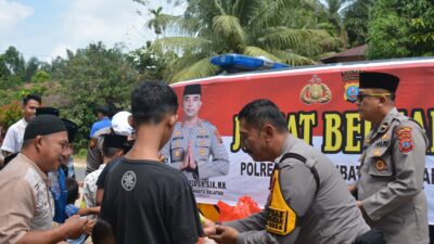Jumat Berkah Polres Labusel, Bagikan 100 Paket Nasi di Masjid Al Majidu