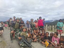 Satgas Yonif 112/DJ Bagikan Pakaian dan Makanan di Yarmukum Puncak Jaya