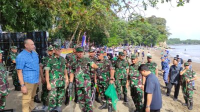 Wujud Peduli Lingkungan, Panglima TNI Buka Aksi Bersih Pantai 
