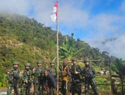 Semangat Kebangsaan, Satgas Yonif 715/Mtl Bersama Warga Kibarkan Bendera Merah Putih di Pelosok Papua