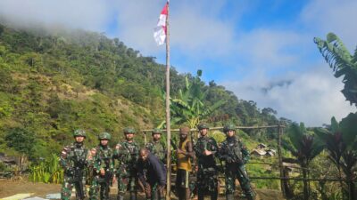 Semangat Kebangsaan, Satgas Yonif 715/Mtl Bersama Warga Kibarkan Bendera Merah Putih di Pelosok Papua