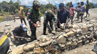 Satgas Yonif 112/DJ Bantu Pembangunan Gereja