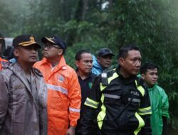Cuaca Buruk Tunda Pencarian Korban Longsor di Pacet Mojokerto