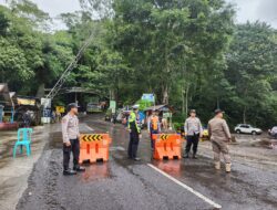 Polres Mojokerto Tutup Sementara Jalur Pacet-Cangar Akibat Longsor