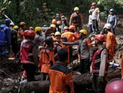 Tim SAR Gabungan Temukan 9 Korban Longsor di Pacet Mojokerto dalam Kondisi MD 