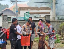 Padi Berkah Hadir di Pantura Asembagus, Polisi Berbagi Nasi Kotak untuk Warga Membutuhkan