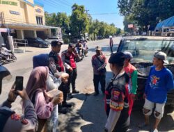 Samapta Polres Situbondo Gandeng PPDiS Bagikan Makanan kepada Masyarakat Saat Patroli Sepeda