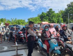 Cuaca Panas, Polisi di Situbondo Patroli ke SPBU