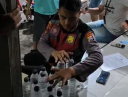 Samapta Polres Situbondo Tertibkan Peredaran Miras di Banyuputih, Sita Puluhan Botol Arak