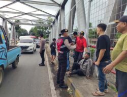 Quick Respon Sat Samapta Polres Situbondo Membantu Masyarakat yang Jatuh dari Motor