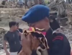 Aksi Heroik Brimob Gendong Bayi Seberangi Jembatan Nyaris Roboh di Tapsel