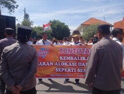 Nasib Diujung Tanduk, Kades Demo Tolak Pemangkasan ADD di Mojokerto