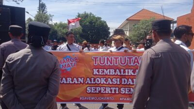 Nasib Diujung Tanduk, Kades Demo Tolak Pemangkasan ADD di Mojokerto