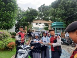 Bukan Tilang Tapi Cokelat, Polisi Situbondo Beri Hadiah Manis Bagi Siswa SMAN 1 Panarukan yang Tertib Berkendara