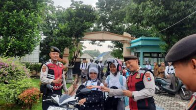 Bukan Tilang Tapi Cokelat, Polisi Situbondo Beri Hadiah Manis Bagi Siswa SMAN 1 Panarukan yang Tertib Berkendara