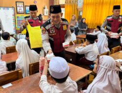 Samapta Polres Situbondo Berbagi 100 Kotak Kue di SD Nurul Ansor