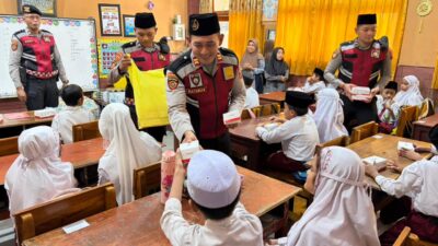Samapta Polres Situbondo Berbagi 100 Kotak Kue di SD Nurul Ansor