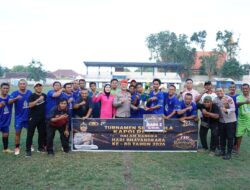 Kapolres Situbondo Serahkan Trofi dan Hadiah Pemenang Turnamen Sepak Bola Hari Bhayangkara ke-80
