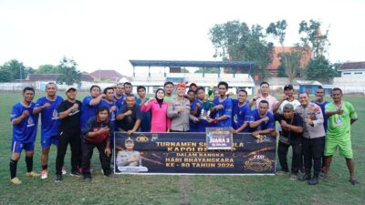 Kapolres Situbondo Serahkan Trofi dan Hadiah Pemenang Turnamen Sepak Bola Hari Bhayangkara ke-80